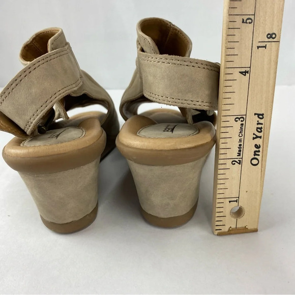 Earth Womens 7.5 Adina Taupe Beige Leather Wedge Peep Toe Sandal Adjustable - Picture 3 of 7